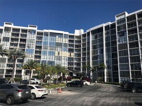 Building Photo - 1000 Parkview Dr