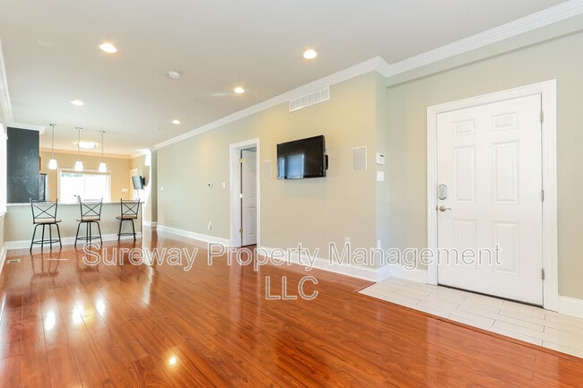 Foto del edificio - 720 Willitts Ave