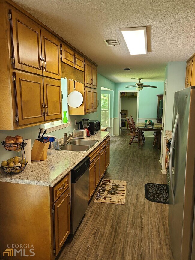 Building Photo - 345 Lone Oak Dr