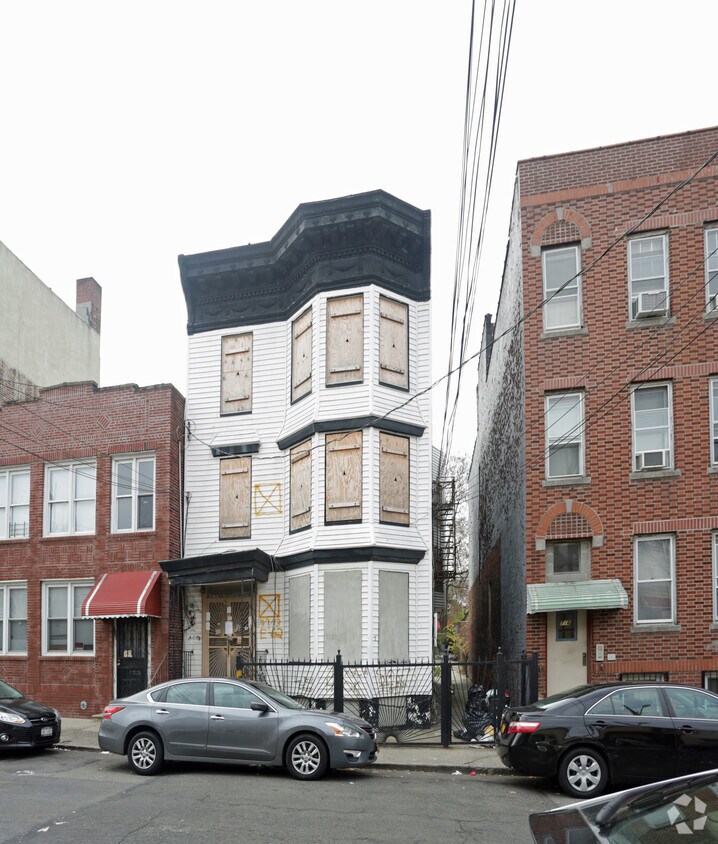 Building Photo - 720 E 216th St