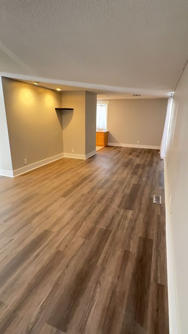 Foto del edificio - COTTONWOOD HEIGHTS 4 bed 3 bath family home