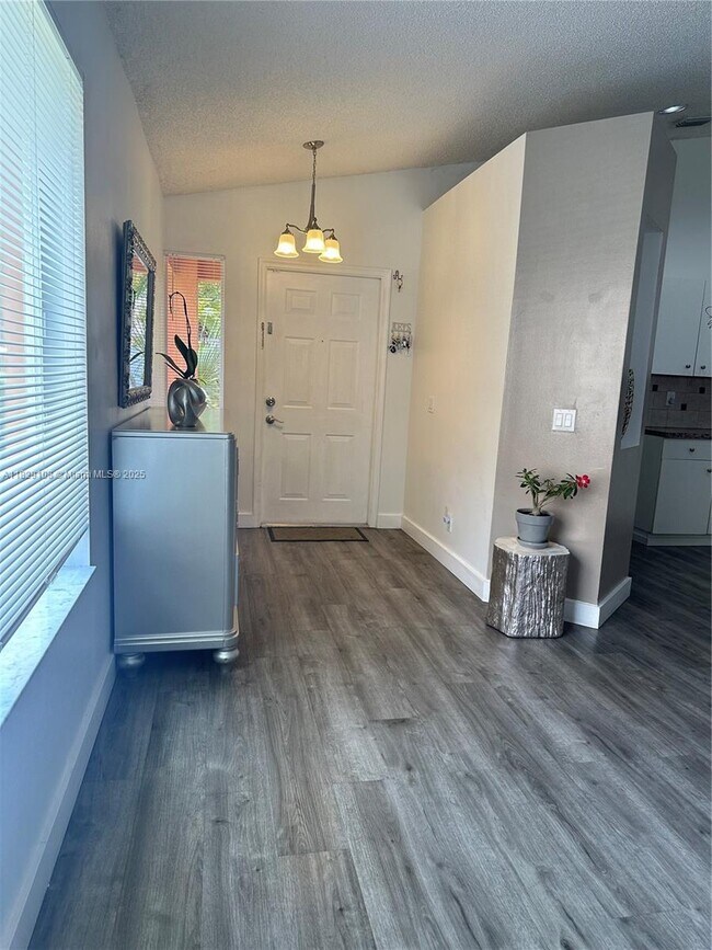 Foto del edificio - 4025 Pine Ridge Ln