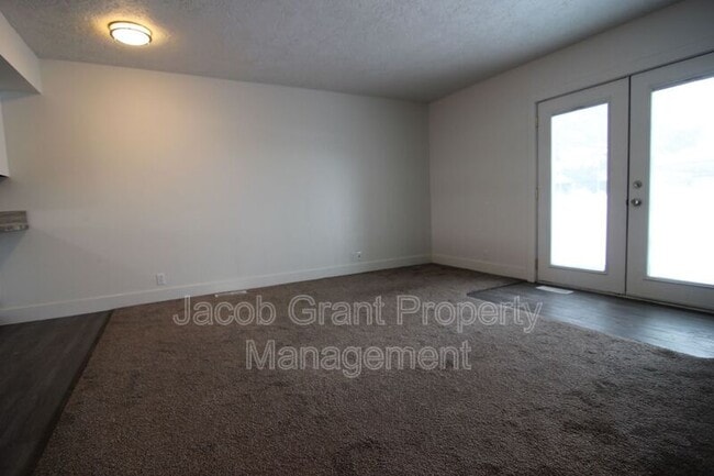 Building Photo - 1474 Falcon Dr