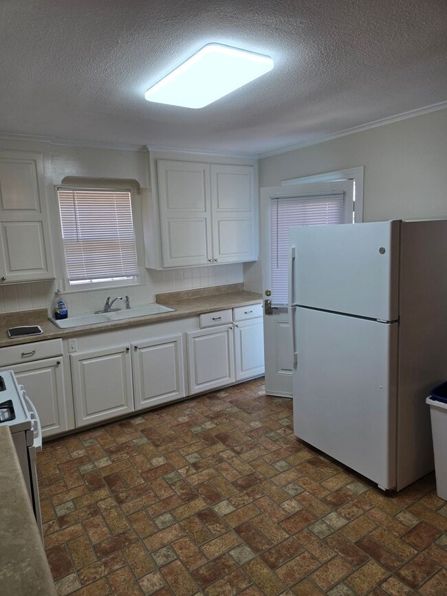 Building Photo - Broadmoor Historical  3 Bedroom 2 Bathroom