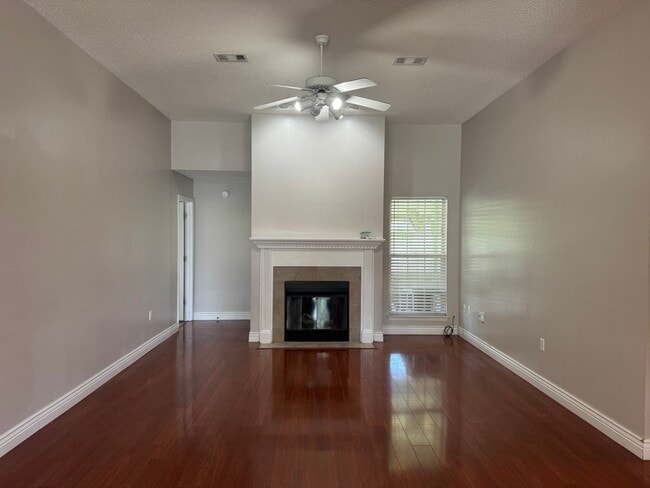 Building Photo - 4 BED / 2 BATH CENTRALLY LOCATED IN FORT WALTON BEACH