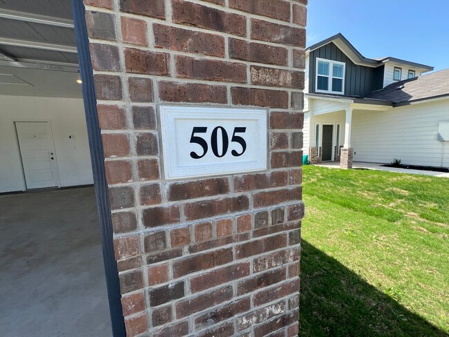 Building Photo - Gorgeous Single Story 3/2- Hannah Heights-...