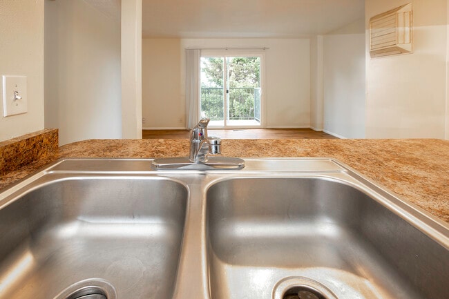 Building Photo - Lookout Pointe