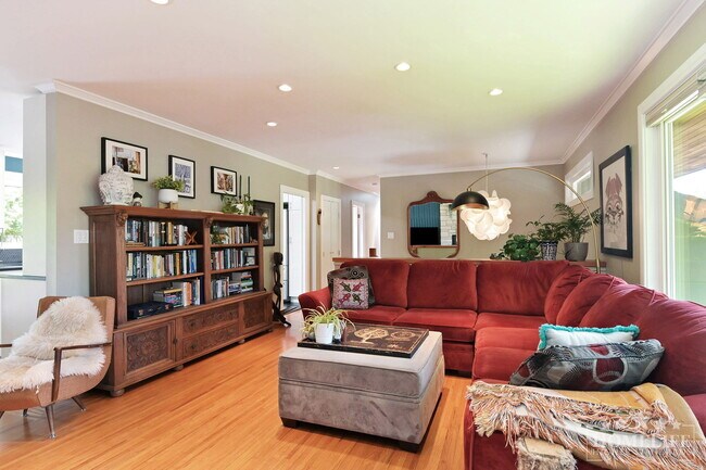 Building Photo - Beautiful Sunshine Hills 4 bed house on a ¼ acre treed property