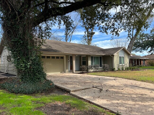 Building Photo - 5322 Saxon Dr