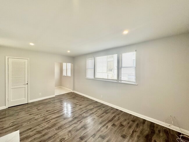 Building Photo - 425 N Oakhurst Dr