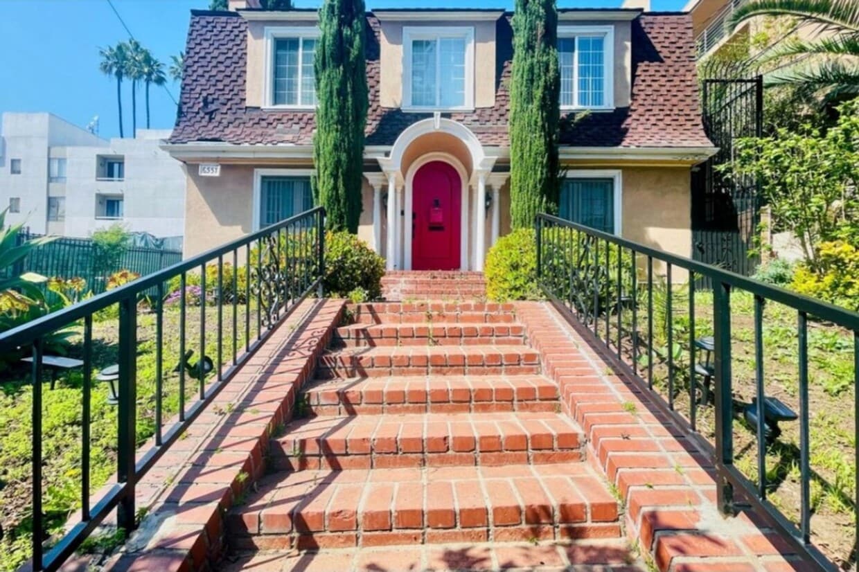 Primary Photo - Amazing Home for Rent