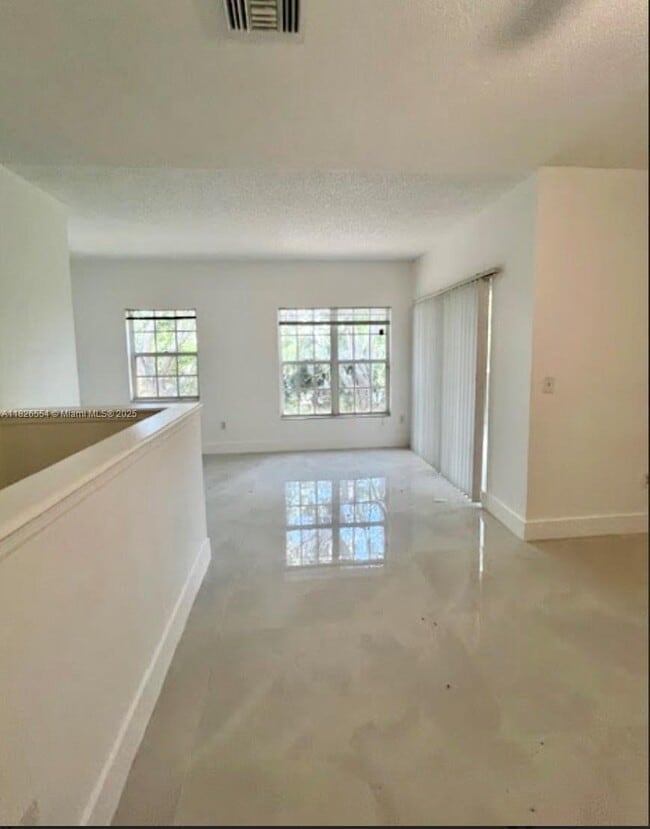 Foto del edificio - 10324 Fox Trail Rd S