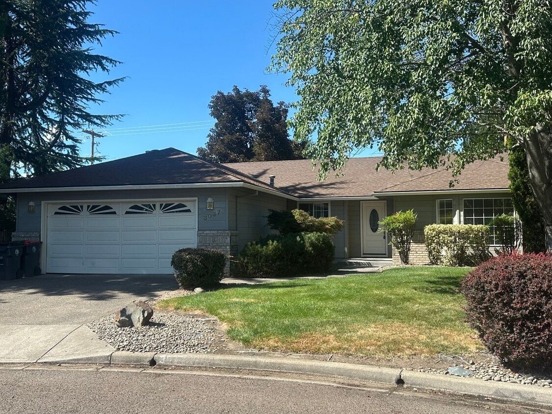 Primary Photo - Medford area 3/2 in NE cul-de-sac!