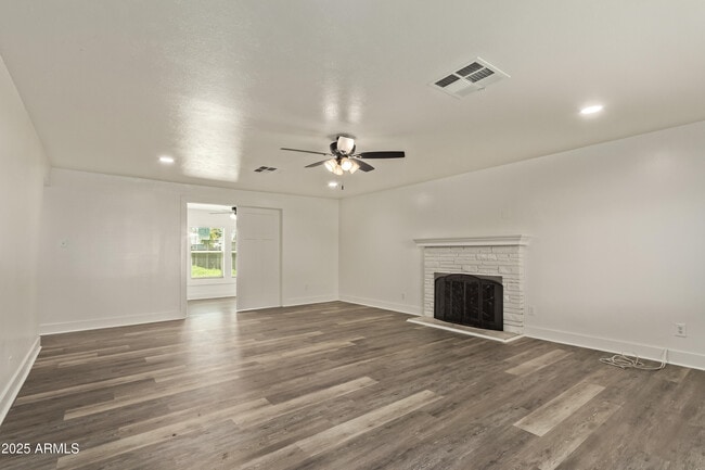 Building Photo - 2139 W Vista Ave