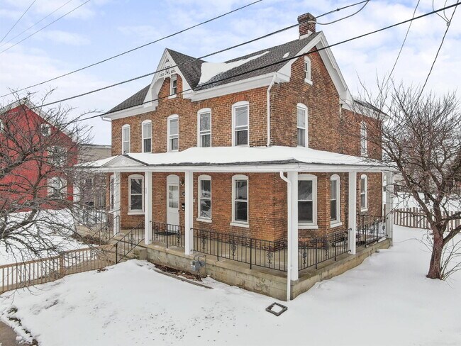 Foto del edificio - Charming 3-Bedroom Single-Family Home with Wrap-Around Porch & Private Fenced Yard