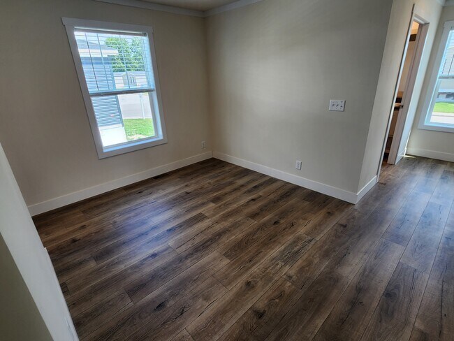 Building Photo - 498 Vermont