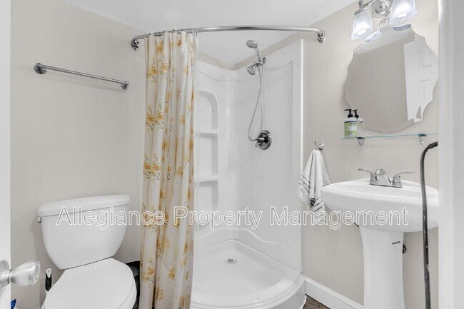 Building Photo - 525 E Alexandria Ave