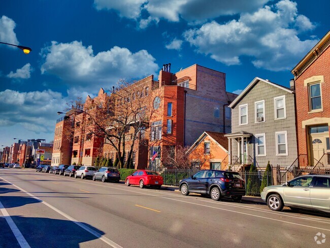 Building Photo - 1642 W Augusta Blvd