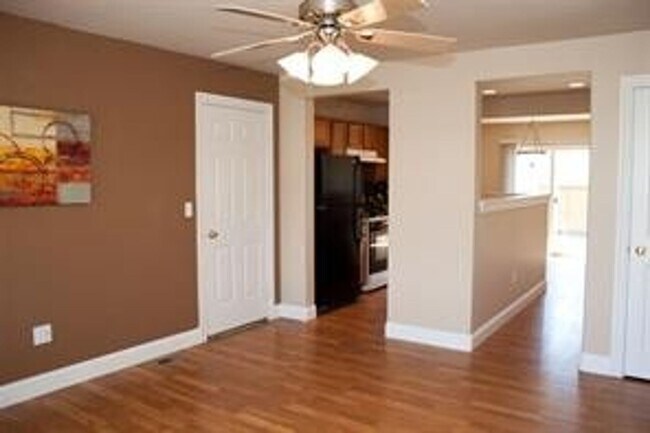 Foto del edificio - 3 Bedroom 2 Bath home with 2 car garage in Belgrade.