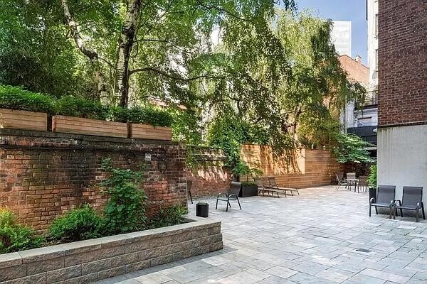 Foto del edificio - 305 W 18th St