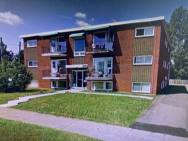 Building Photo - 341 NoelUnit 4