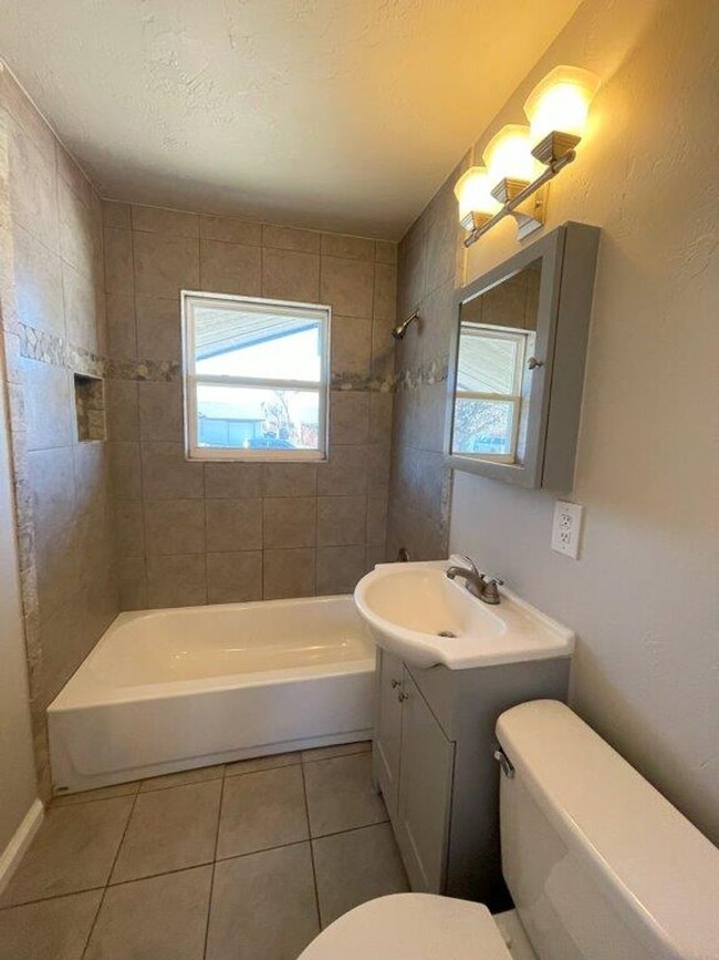 Building Photo - 3 bed one bath with Luxury Vinyl plank, ne...