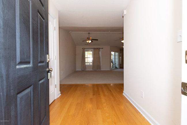 Building Photo - 215 Willoughby Ln
