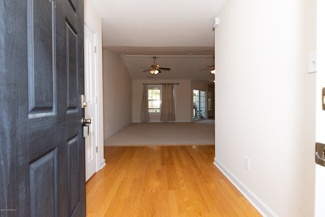 Foto del edificio - 215 Willoughby Ln