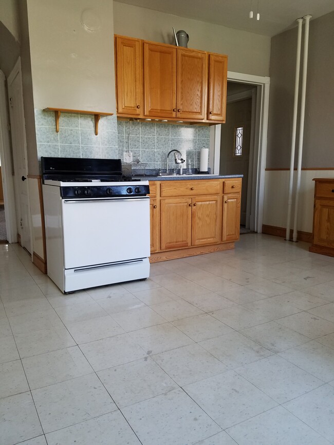 Main level kitchen - 556 Rose Ave E