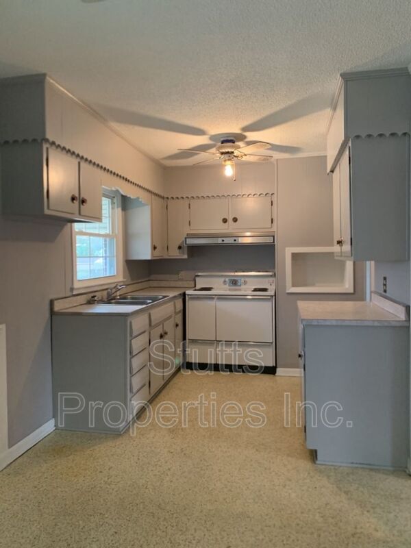 Building Photo - 4158 Eastwood Dr