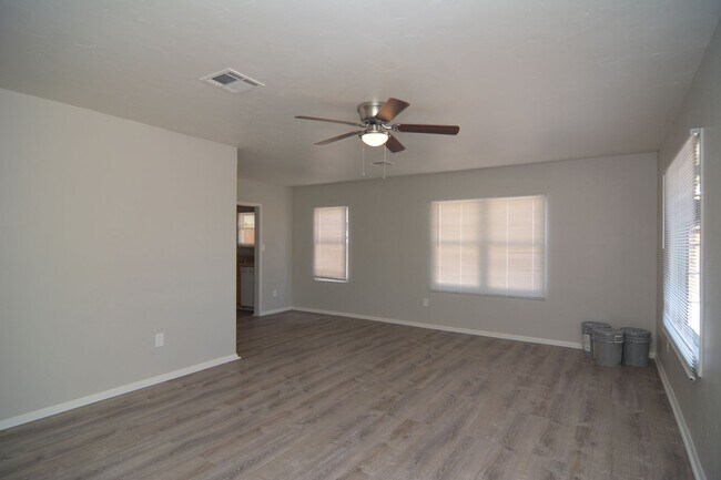 Building Photo - Freshly Updated 3 Bedroom 1 Bath Home! Cen...