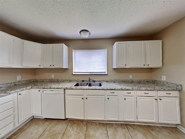 Building Photo - 6002 Raza Rd
