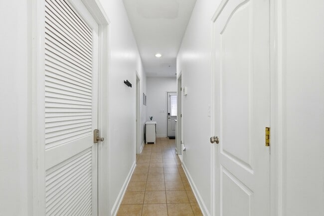 Building Photo - 613 Spectator Ave