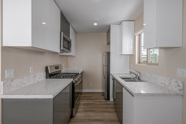 Building Photo - 1553 S Saltair Ave