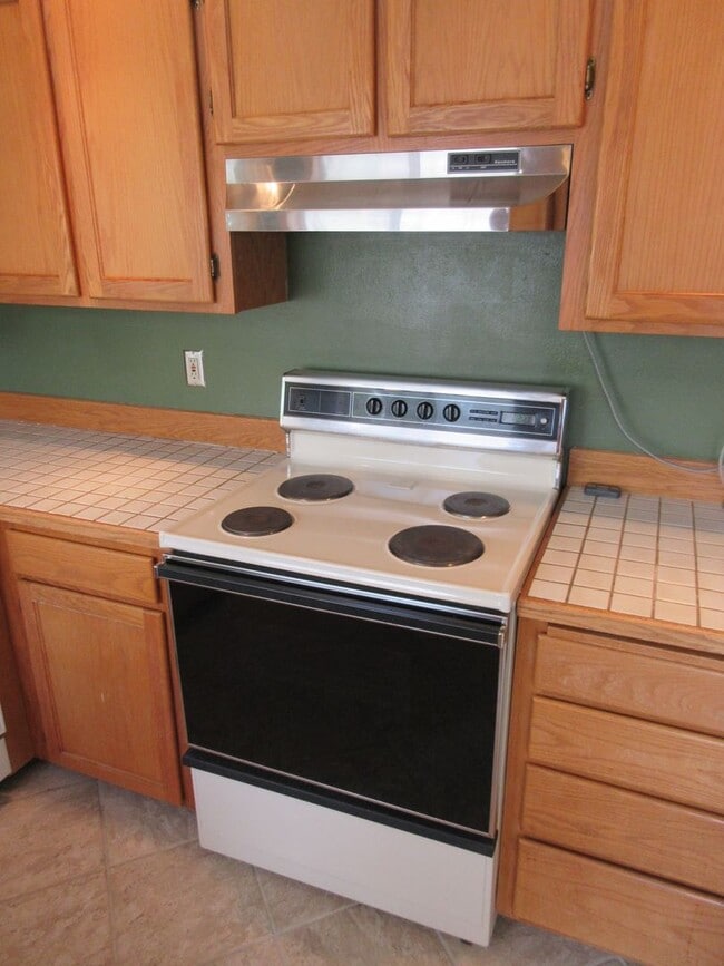 Building Photo - Two Bedroom, Two Bathroom Home in West Salem