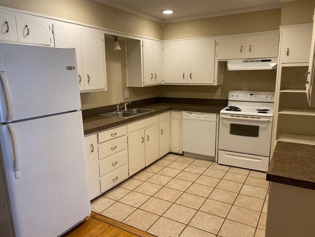 Building Photo - Pre-Leasing 3 bed 2 bath Move In Ready! Close to Texas Tech!!