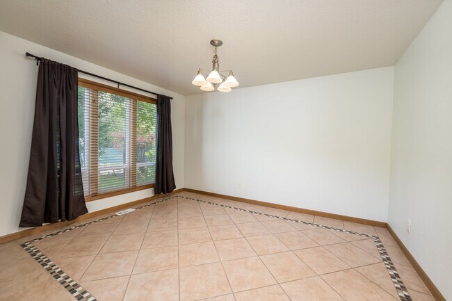 Building Photo - "Private Retreat in Tualatin: Pet-Friendly...
