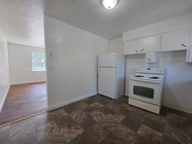 Building Photo - B-Cozy Villa Apartments