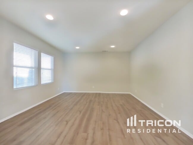 Building Photo - 2026 Krystal Ave