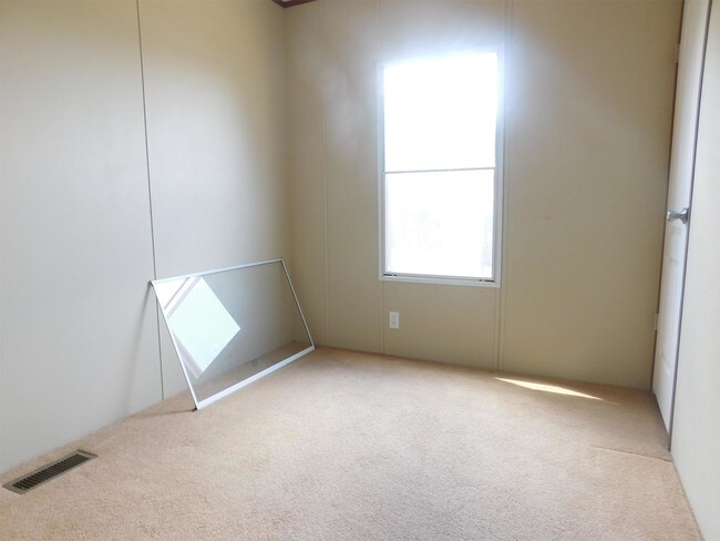Building Photo - 4005 Hilltop Dr