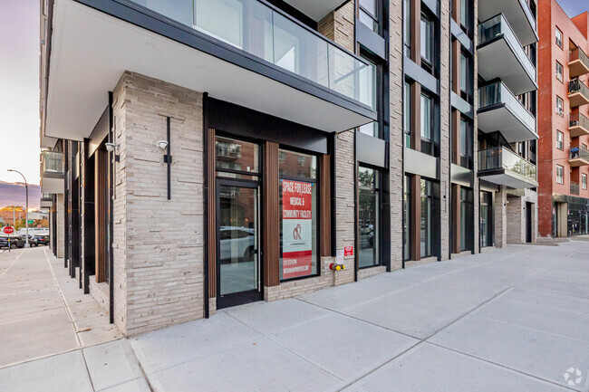 Building Photo - PARLUXE