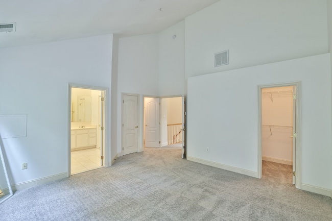 Building Photo - AFFORDABLE and SPACIOUS 3br Townhouse by P...