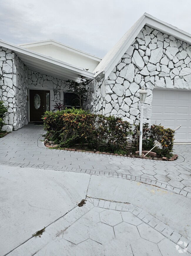 Building Photo - 740 Bluebird Ln