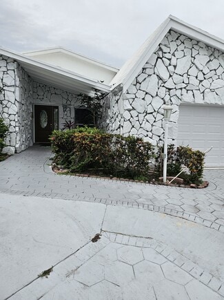 Building Photo - 740 Bluebird Ln