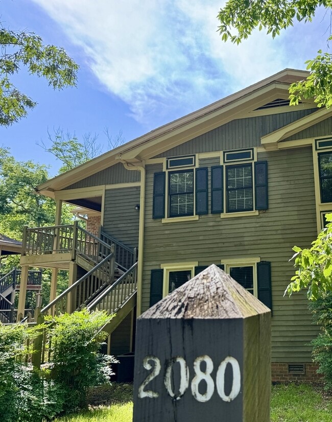 Building Photo - 2080 Woodlawn Dr SW