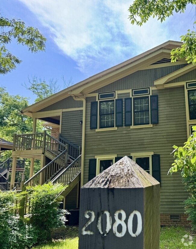 Building Photo - 2080 Woodlawn Dr SW