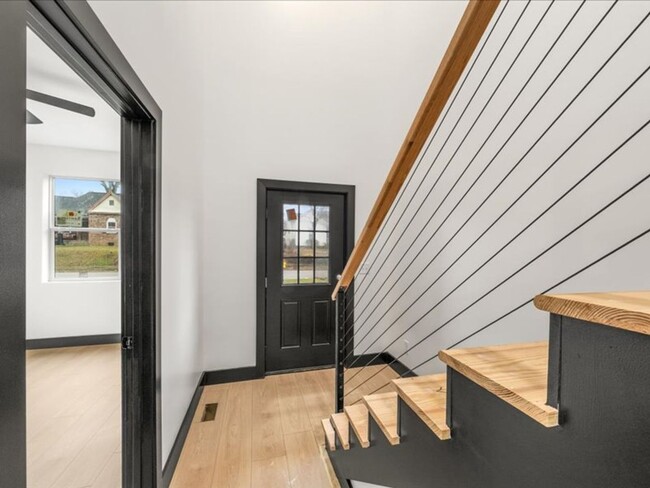 Building Photo - Knoxville 37914 - 3 bedroom, 3 bath stunni...