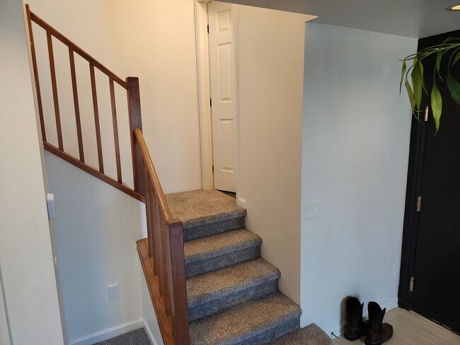 Building Photo - 2 Bed 1.5 Bath All utilities included, oth...