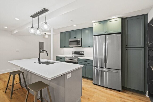 Building Photo - Lovely Lower Level Unit Near Union Market/...