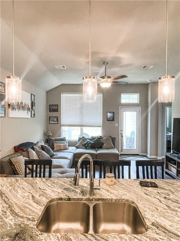 Building Photo - 2035 Theresa Dr